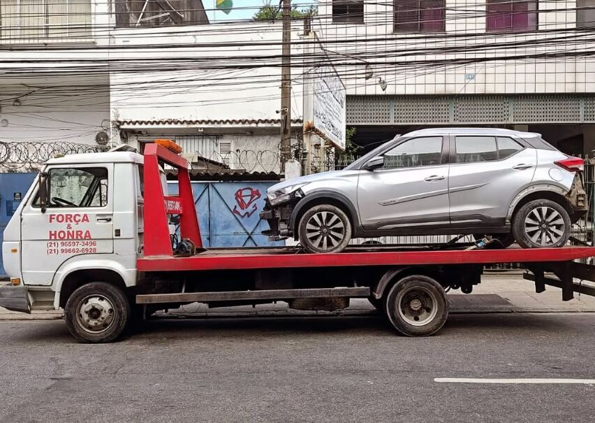 Caminhão Força e Honra transportando um Nissan Kicks